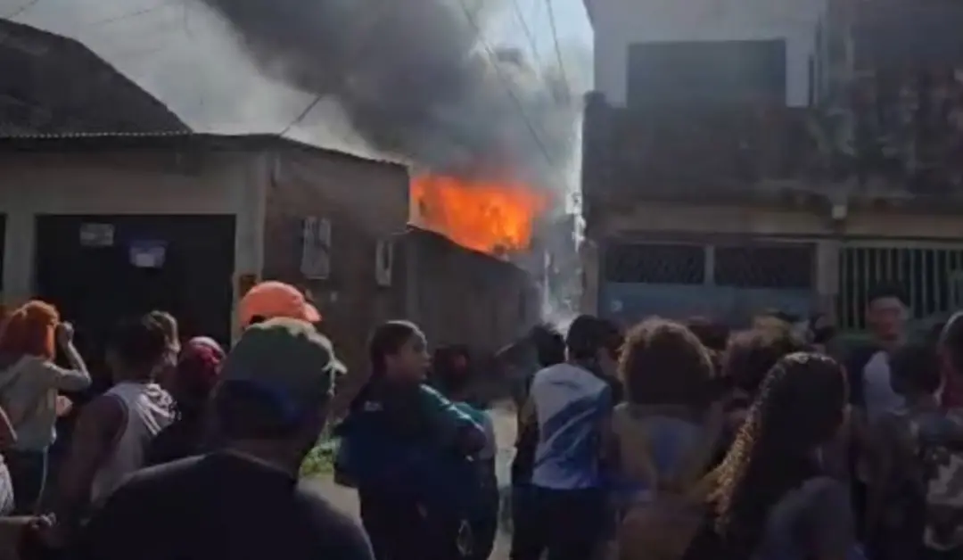 Guamá, em Belém, viu uma casa ser destruída por incêndio na tarde de terça. A idosa e neto conseguiram sair rápidos, ma…
