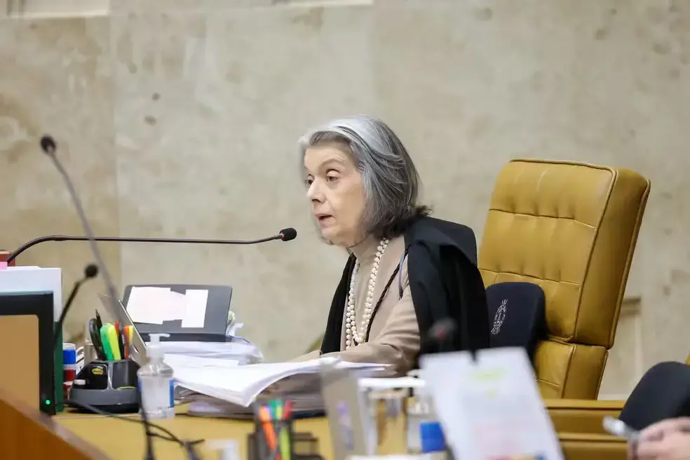 Ministra Cármen Lúcia pediu desculpas ao povo brasileiro sobre o mal-estar cívico causado pela crise no STF. O Judiciár…