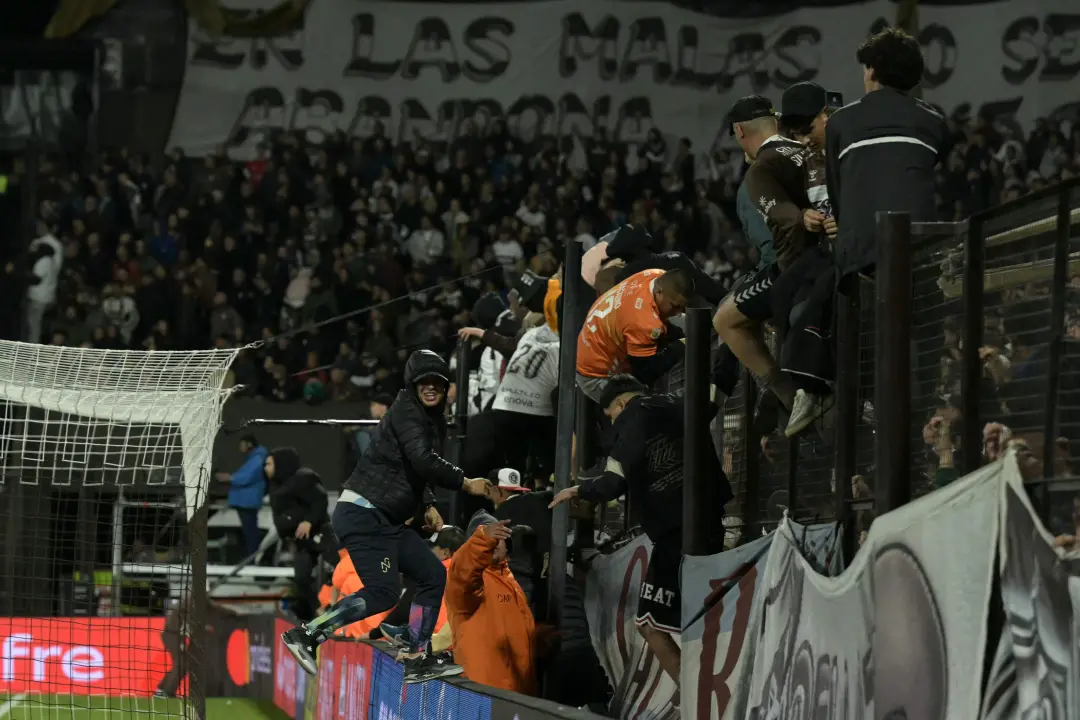 Torcedores do Platense invadiram o campo e arrancaram faixas do Fluminense no Estádio Ciudad de Vicente López. A violên…