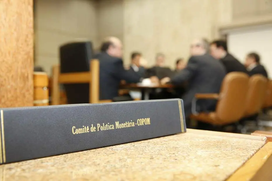 A Selic deve cair para 13,75% em setembro, segundo projeção da XP, mas o comunicado deve manter o tom de cautela por ca…