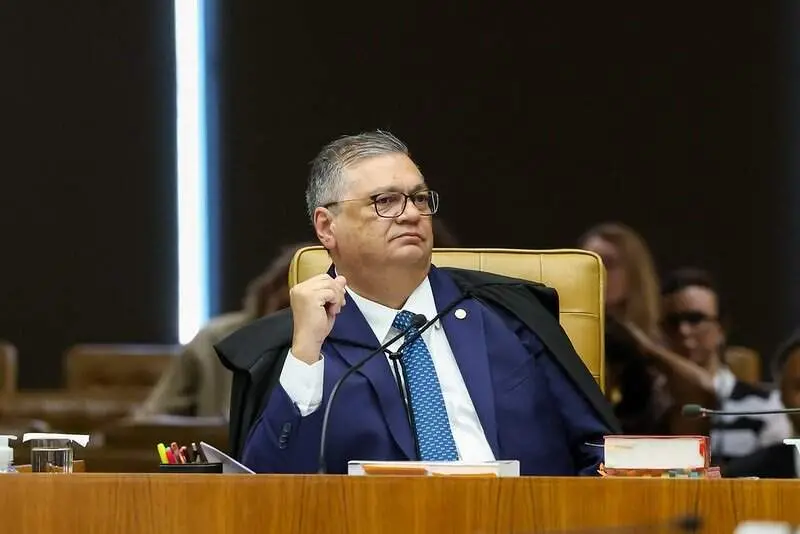 Flávio Dino pede vista no STF e adia a decisão sobre a investigação de Alexandre de Moraes. Essa pausa é um reflexo do …