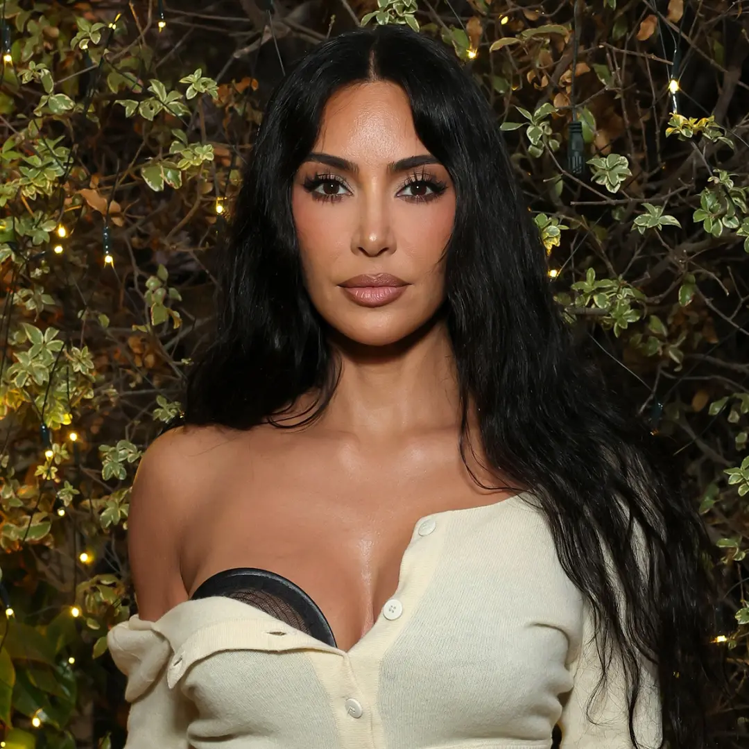 Kim Kardashian recebeu uma indenização simbólica de 1 euro, cerca de 1,15 dólar, sobre o assalto em Paris de 2016. É fr…