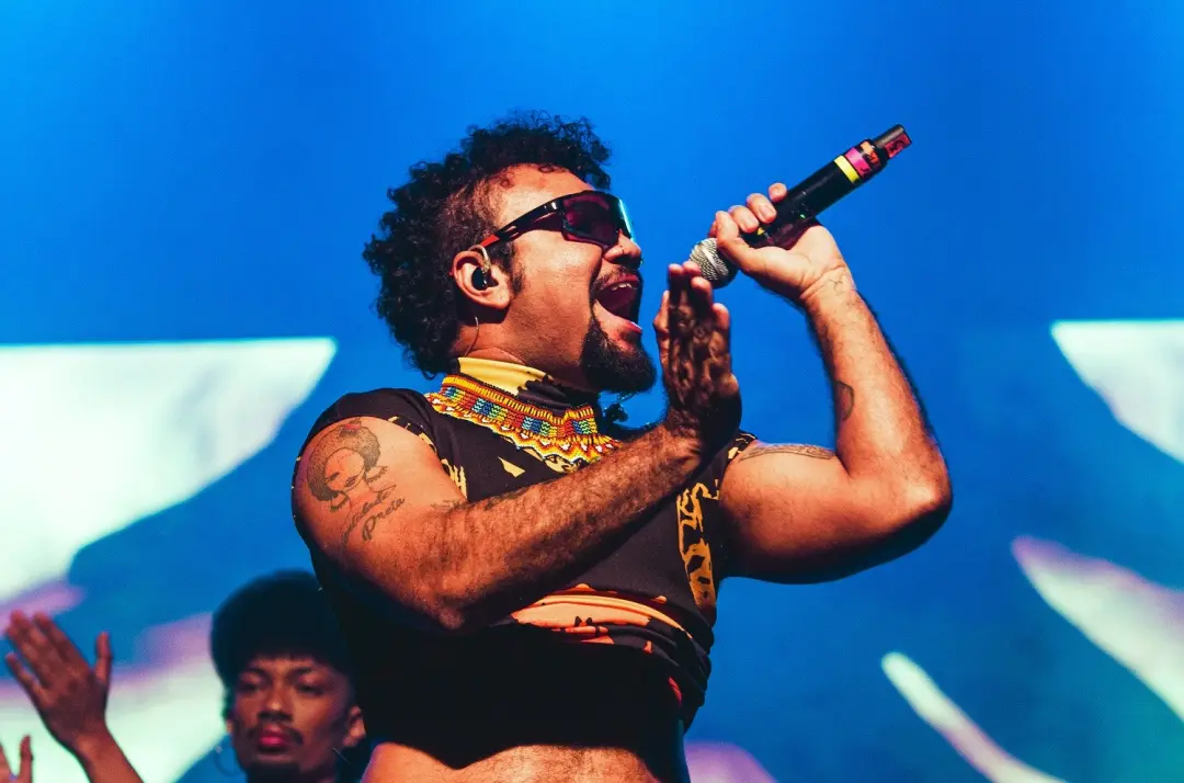 Jeff Moraes estreia Príncipe Negro de 17 a 20 de setembro, na CAIXA Cultural Belém, misturando música, teatro e sonorid…