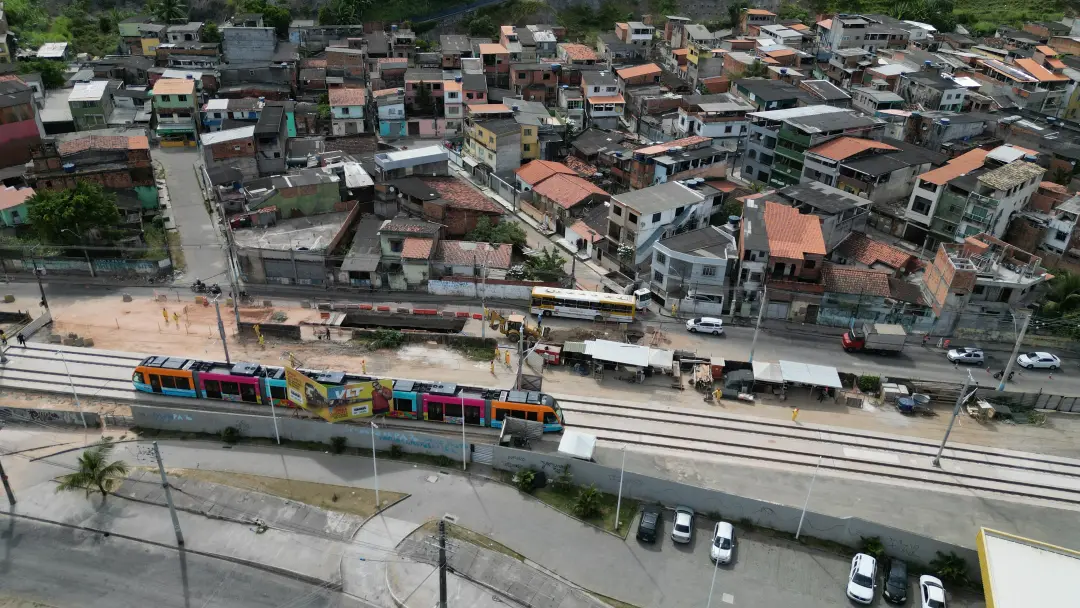 VLT de Salvador começa a operar no trecho Calçada a São Joaquim com embarque e desembarque. Isso ajuda a dar mais acess…