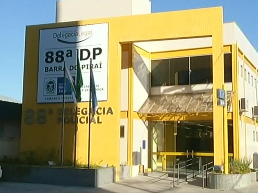 Barra do Piraí, um homem foi preso por suspeita de furtar um estabelecimento comercial no Centro. A abordagem rolou com…