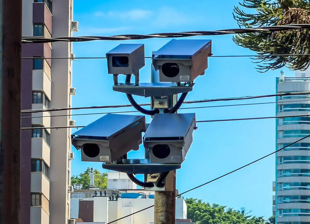 Aumento de detectores de avanço de sinal vermelho em Porto Alegre: de oito para 11 cruzamentos a partir de segunda. A a…