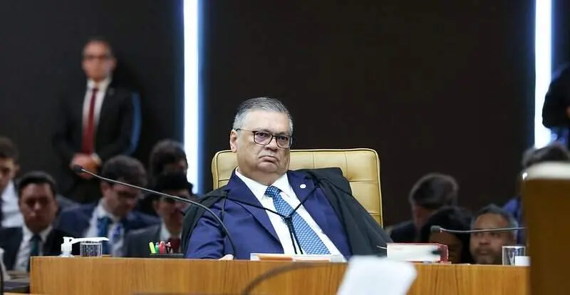 Ministro Flávio Dino pediu vista no julgamento sobre Alexandre de Moraes e o Banco Master, interrompendo a sessão com a…