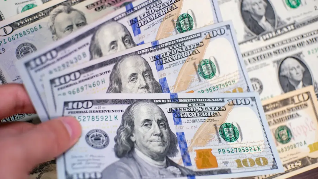 Líderes do BRICS discutiram a ampliação do comércio em moedas locais para diminuir a dependência do dólar. A ideia busc…