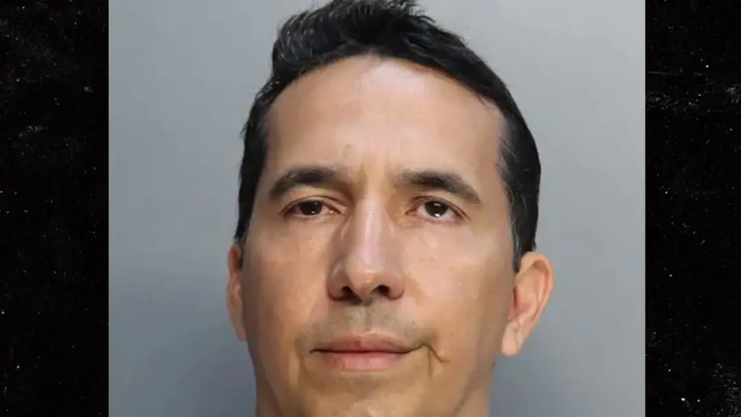 Cesar Oriol Cardoso, professor de escola primária em Sunset Park Elementary School, foi detido por supostamente mostrar…