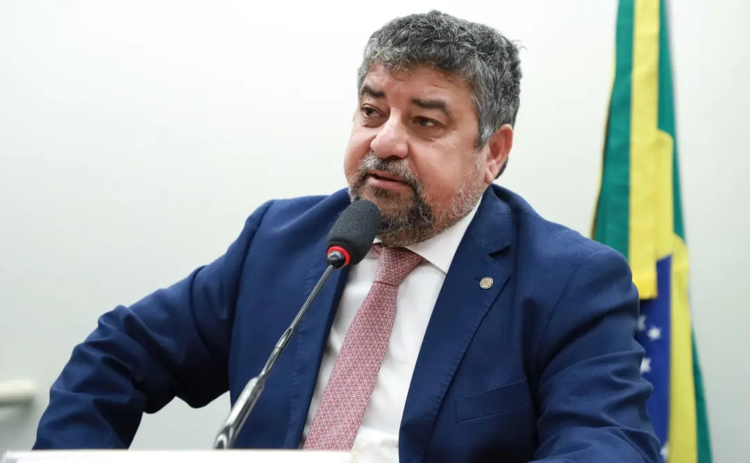 Washington Quaquá disse que artistas como Caetano e Chico não somam voto na campanha, pois eles ja votam em Lula. A gen…