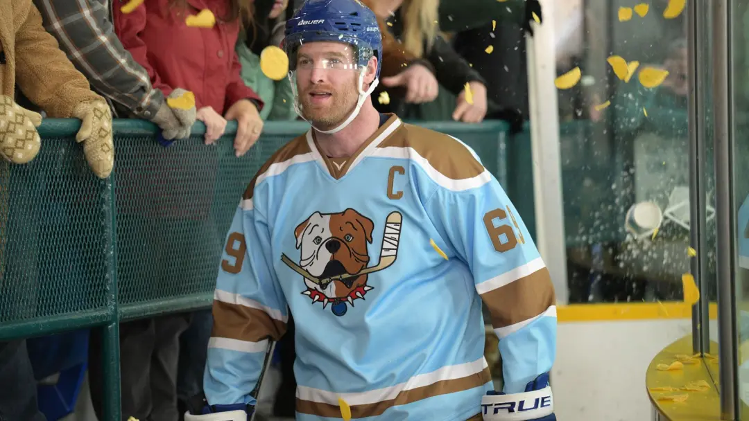 Shorsy junta 17 jogadores e comentaristas reais de hóquei na série. A história segue os Sudbury Bulldogs, que correm ri…
