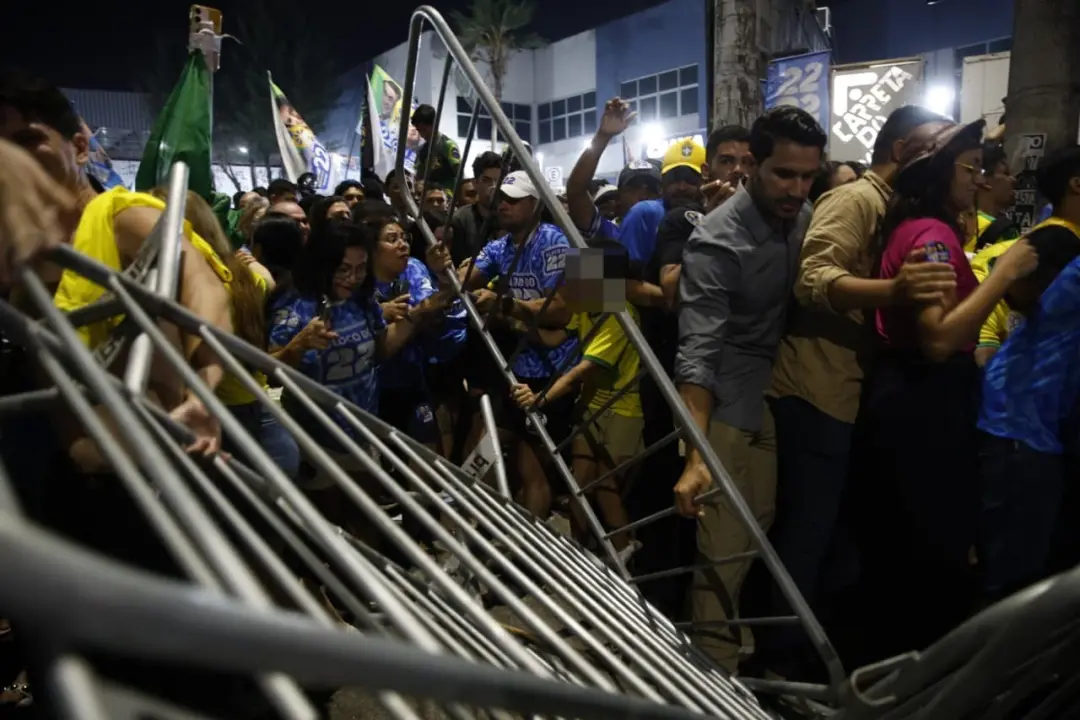 Tumulto no fim do evento de Flávio Bolsonaro em Fortaleza. O público derrubou grades tentando chegar perto do carro de …