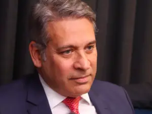 STF continua sangrando, diz Henrique Tibúrcio após sessão sem decisão sobre investigação de Alexandre de Moraes. As dis…