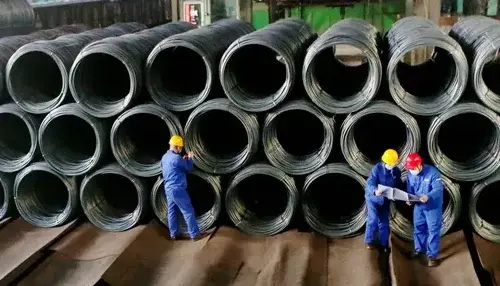 Vendas internas de aço subiram 1,8% em agosto, chegando a 1,9 milhão de toneladas. Mesmo com a alta, a produção brasile…