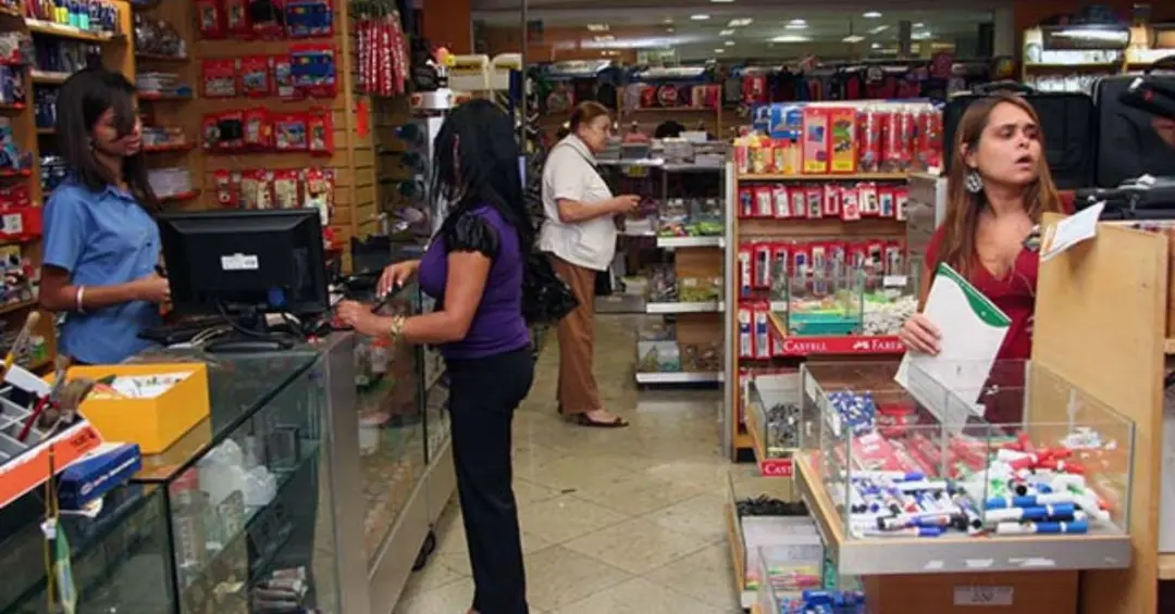 Varejo recuou 0,8% em julho na série ajustada, seguindo uma tendência de queda após os picos de maio e junho. A influên…