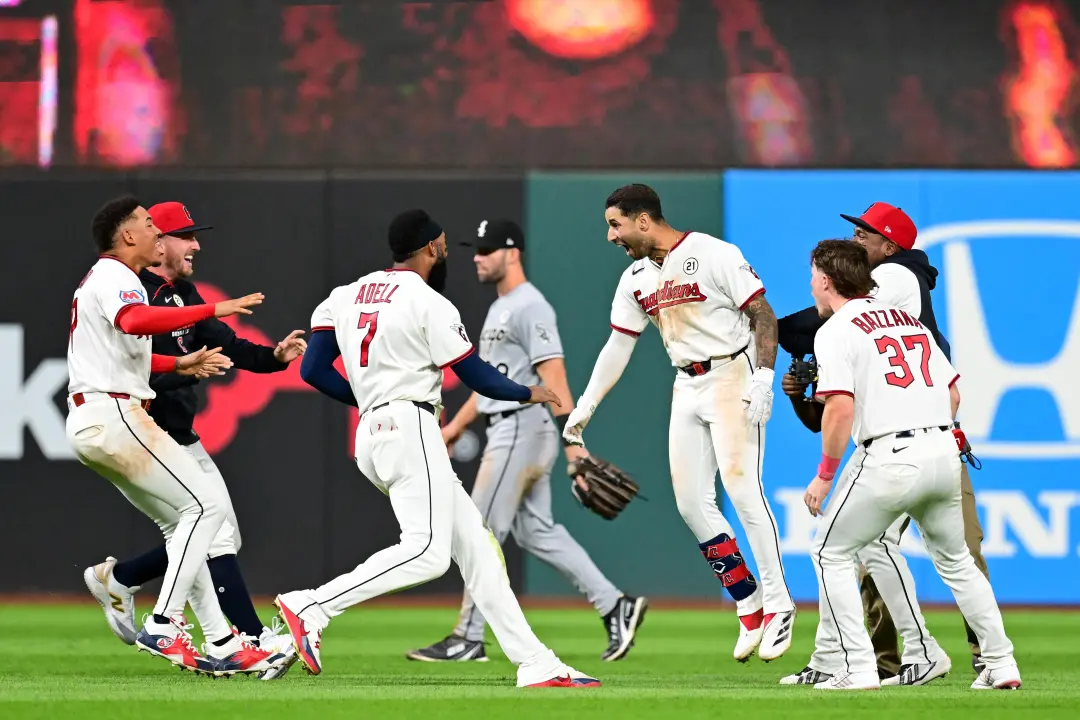 Adell marcou dois gols com home runs no primeiro turno, colocando Cleveland na frente. A oscilação dos lanzadores mostr…