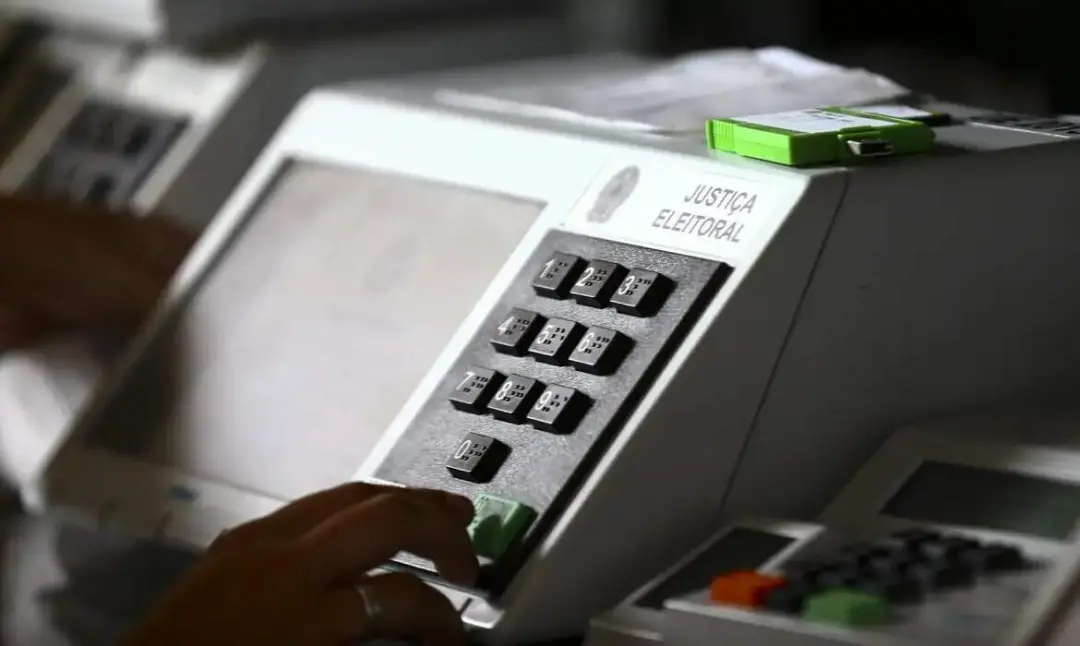 Urnas eletrônicas do Rio Grande do Sul entram em preparação para as Eleições 2026. O processo de carga e testes deve ir…