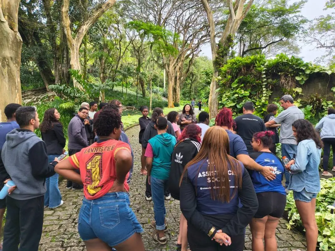 32 jovens acolhidos visitaram o Sítio Roberto Burle Marx, um Patrimônio Mundial da UNESCO no Rio de Janeiro. Essa imers…