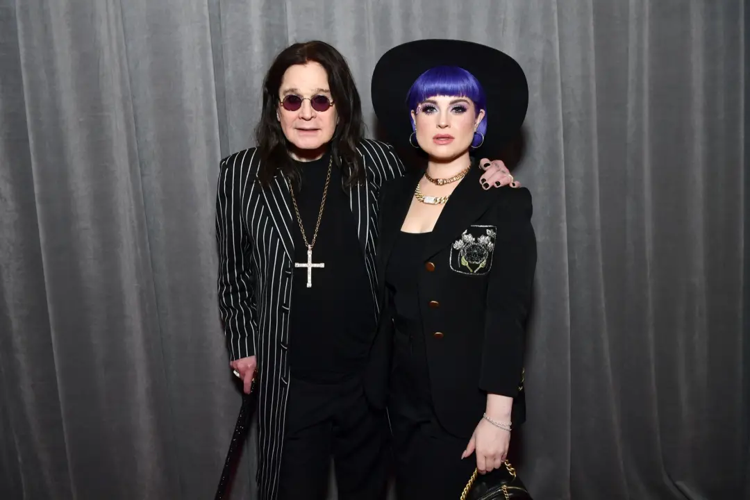 Kelly Osbourne admitiu ter recaído no álcool após a morte do pai, Ozzy Osbourne, em julho de 2025, sentindo-se completa…