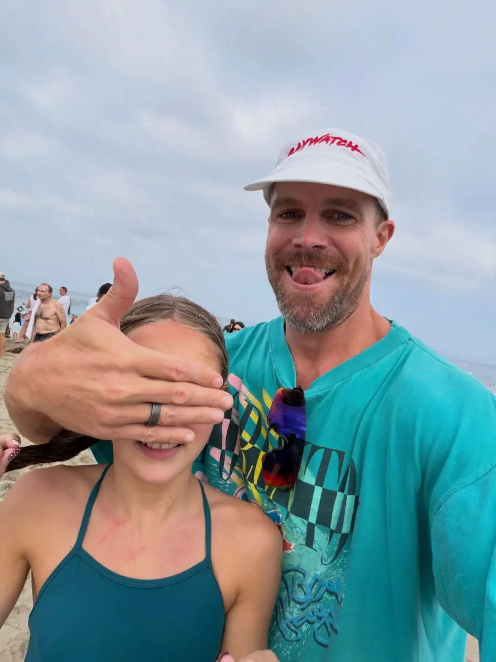Stephen Amell levou a família para a Califórnia para filmar Baywatch, o que ele descreveu como um acampamento de verão …