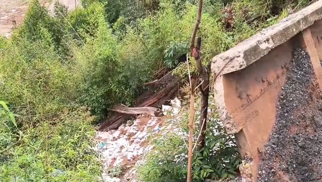 Rua Jaguaribe em Teresópolis viu parte da antiga contenção ceder com as chuvas recentes, mesmo depois do muro novo. É p…