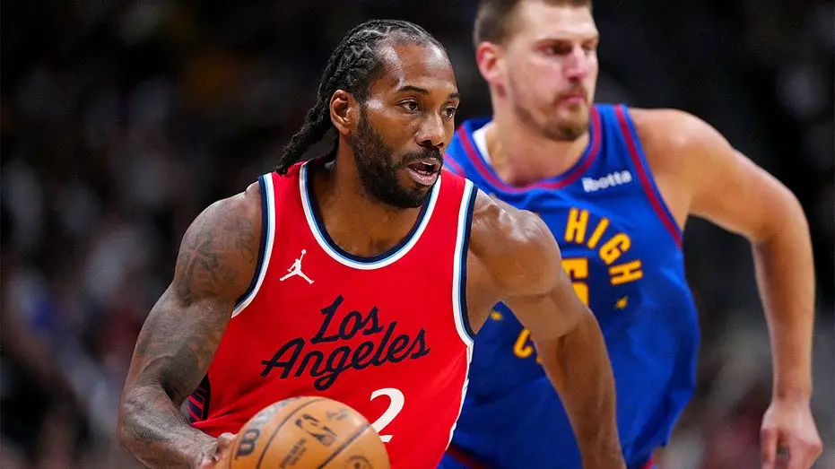 Kawhi Leonard volta pra Toronto depois do esquema de salário dos Clippers, com a equipe recebendo multa de 30 milhões d…