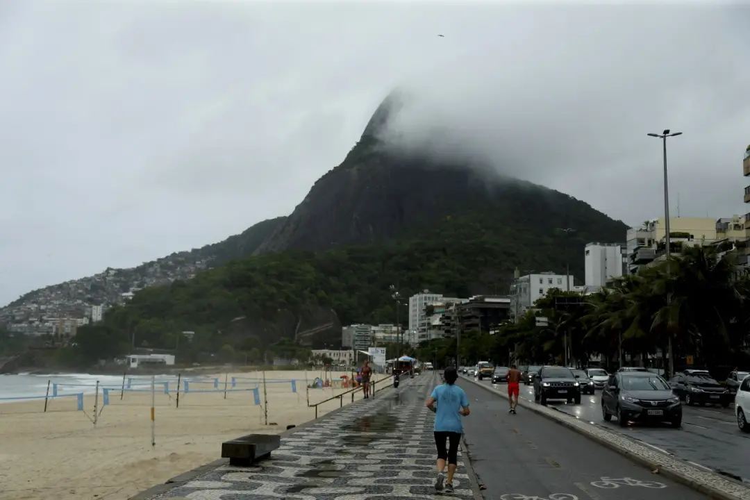 Sudeste com chuva e queda de temperatura, enquanto o Sul mantém frio e risco de geada. É bom que o calor vai dar um des…
