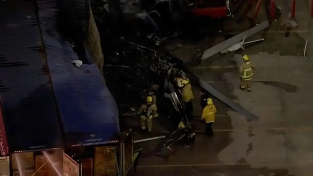 Três mortos em acidente de helicóptero na noite de terça em Los Angeles. Aconteceu enquanto a aeronave cobria uma colis…