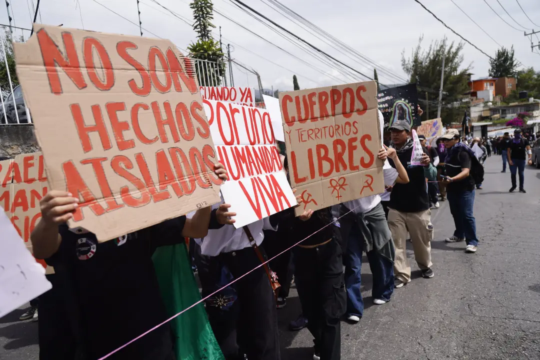 Em Cuernavaca, manifestantes protestaram na avenida Emiliano Zapata exigindo justiça pelo feminicídio. O grito de repúd…