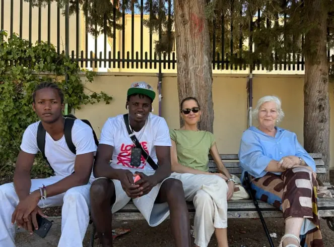 Menores migrantes sem acompanhantes que vêm de Ceuta para a Península terminam o processo de tutelas e amparos no dia e…