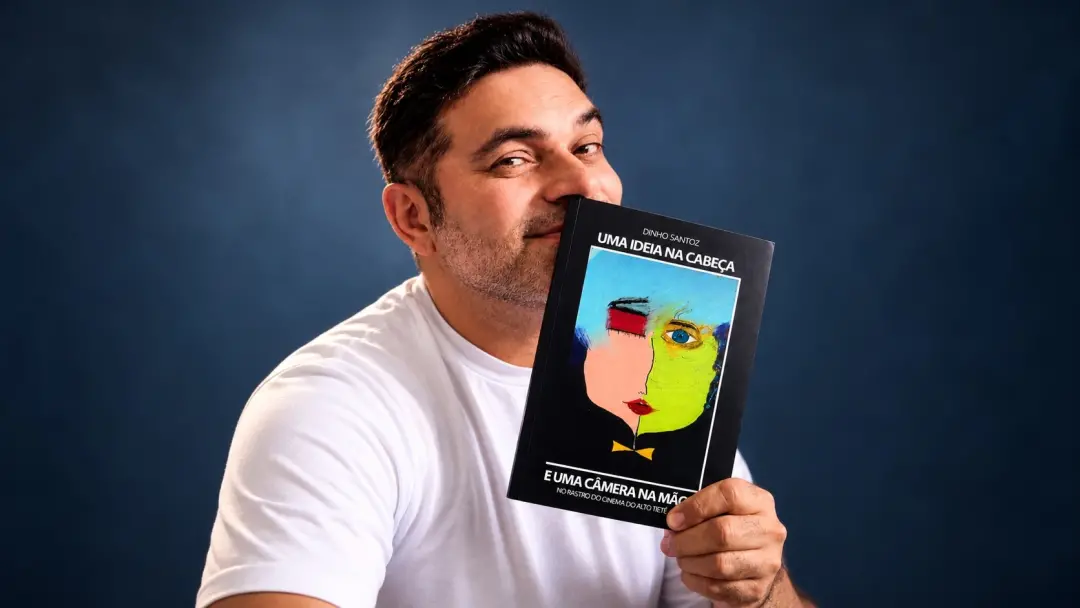 Dinho Santoz lança o livro Uma ideia na cabeça e uma câmera na mão no dia 20 de setembro em Suzano, SP. A obra traça a …