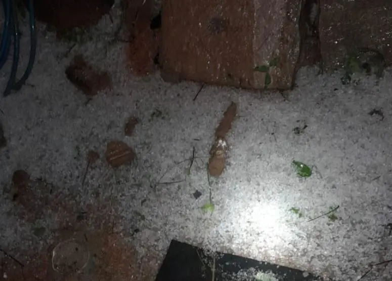 Itaipava registrou temporal com granizo na noite de terça, gerando alagamentos em algumas ruas. Ver a intensidade da ch…