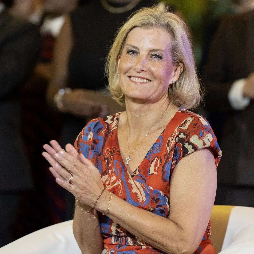 Duchess Sophie começou sua tour real na Zâmbia vestindo roupas de avião após um problema com a bagagem. Ver a rotina de…