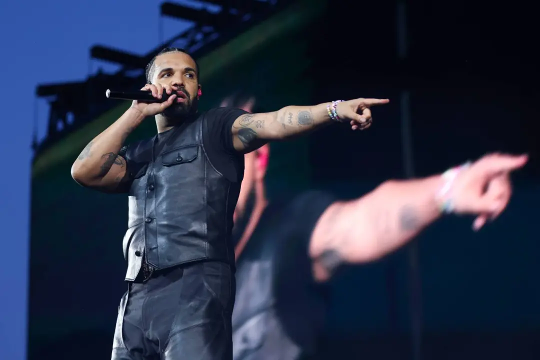 Drake mostrou colaborações com Don Toliver e Ella Langley no vídeo FOMO. Achei a presença da mãe de Drake com amigas in…