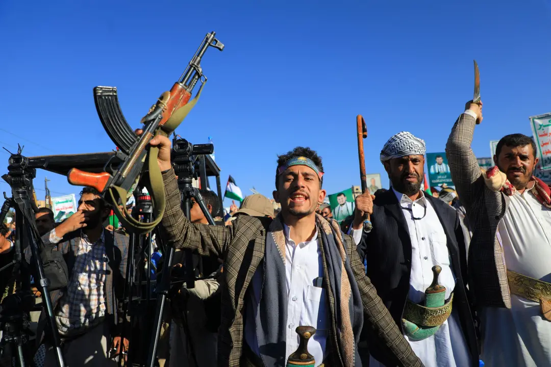 Meca, cidade sagrada, foi alvo de um drone que a coalizao saudita destruiu. Os houthis negam o ataque, chamando de ment…