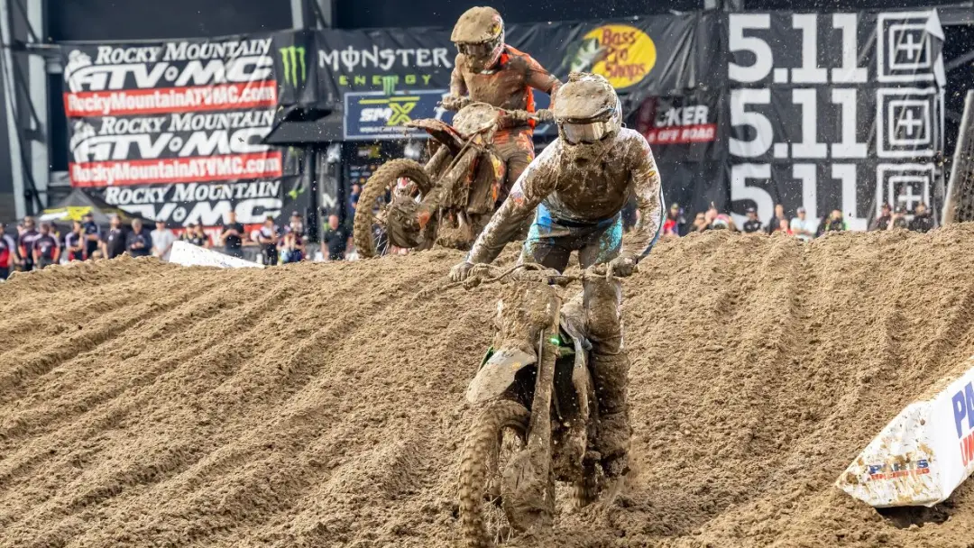 Columbus virou lama no Supermotocross Playoff de 2026. Haiden Deegan ganhou as duas motos 450SMX, a primeira vitória de…
