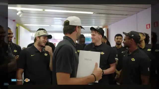 Luka Dončić levou os companheiros de time para o hospital onde ele nasceu e apresentou ao médico que o trouxe ao mundo.…
