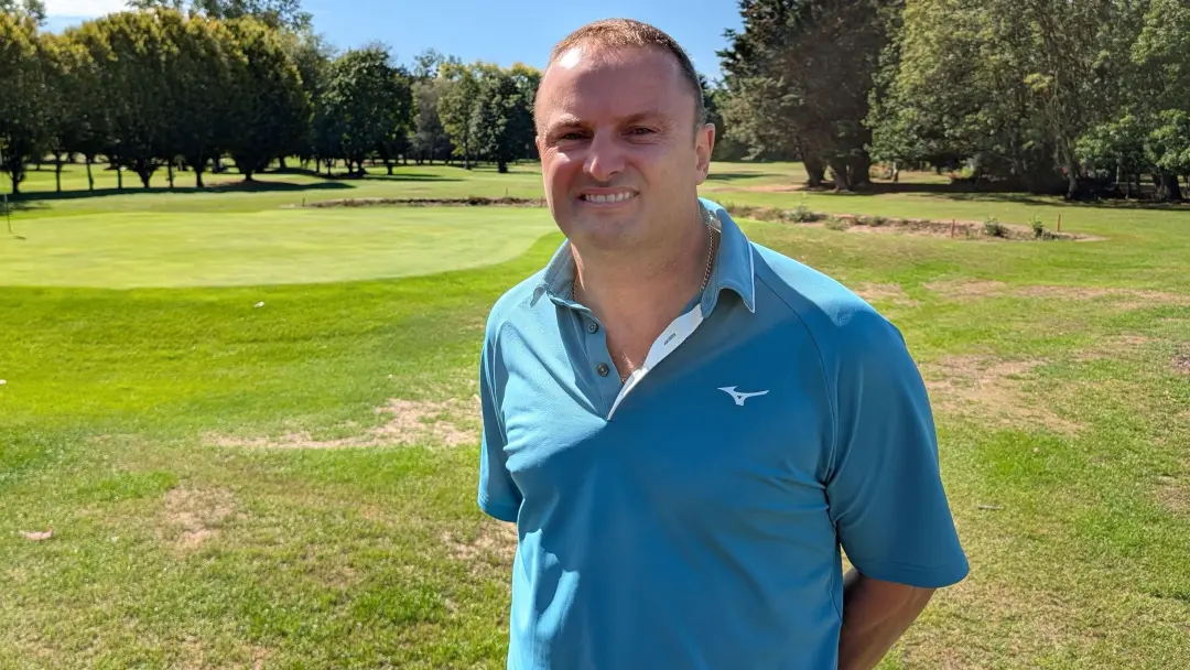 Andrew Hayes, golf coach de Taunton, voltou a jogar após um AVC em dezembro de 2024, perdendo metade do lado direito. A…