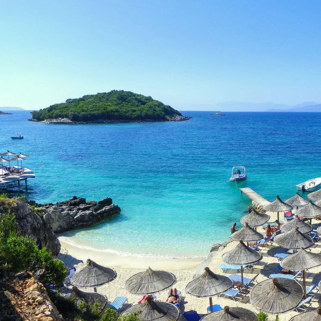 Estrelas visitam a Maldivas da Europa, um local de praia que não custa caro. É bom ver gente de todo tipo aproveitando …