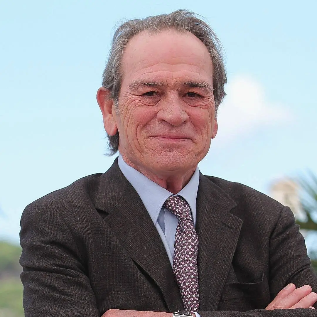 Tommy Lee Jones, de ídolo dos anos 70 a estrela premiada, mostra uma transformação impressionante ao longo dos anos. É …