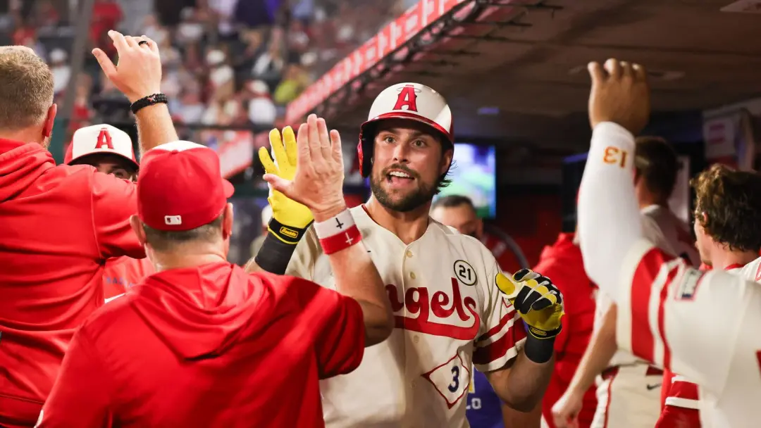 Josh Lowe marcou um home run solo no sexto inning contra os Mariners, usando um desafio de ABS após a bola ser chamada …