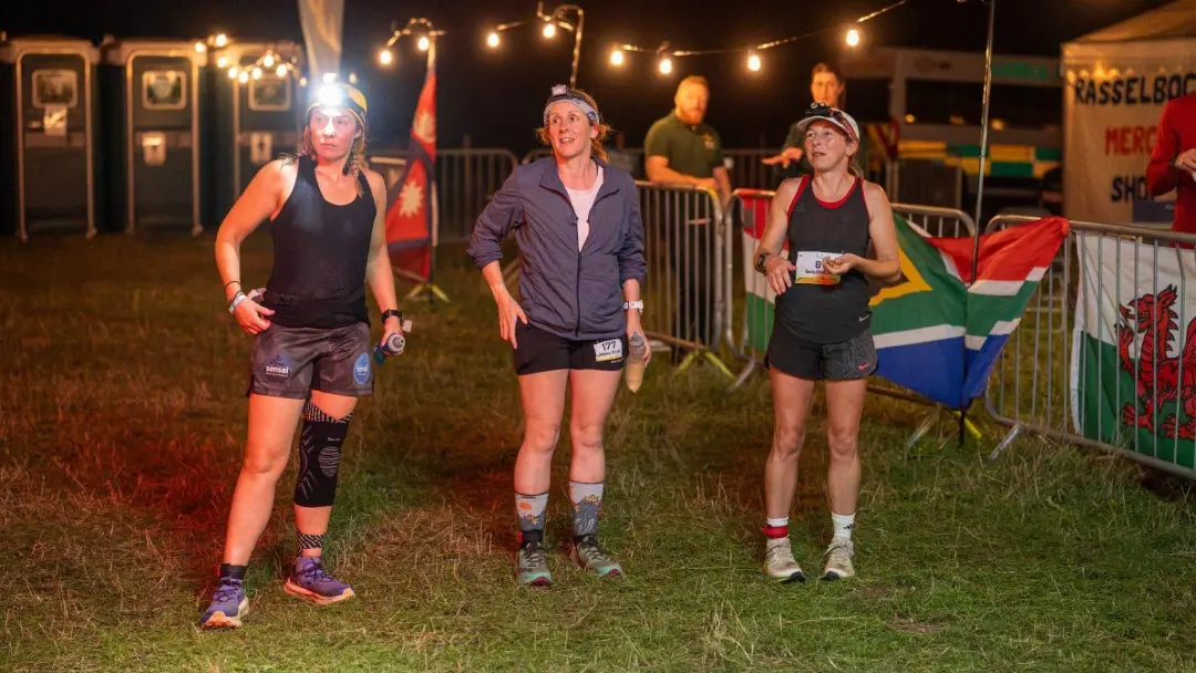 Em Derbyshire, Reino Unido, três mulheres fizeram o pódio no ultra-maratona Rasselbock Backyard Ultra, um feito inédito…