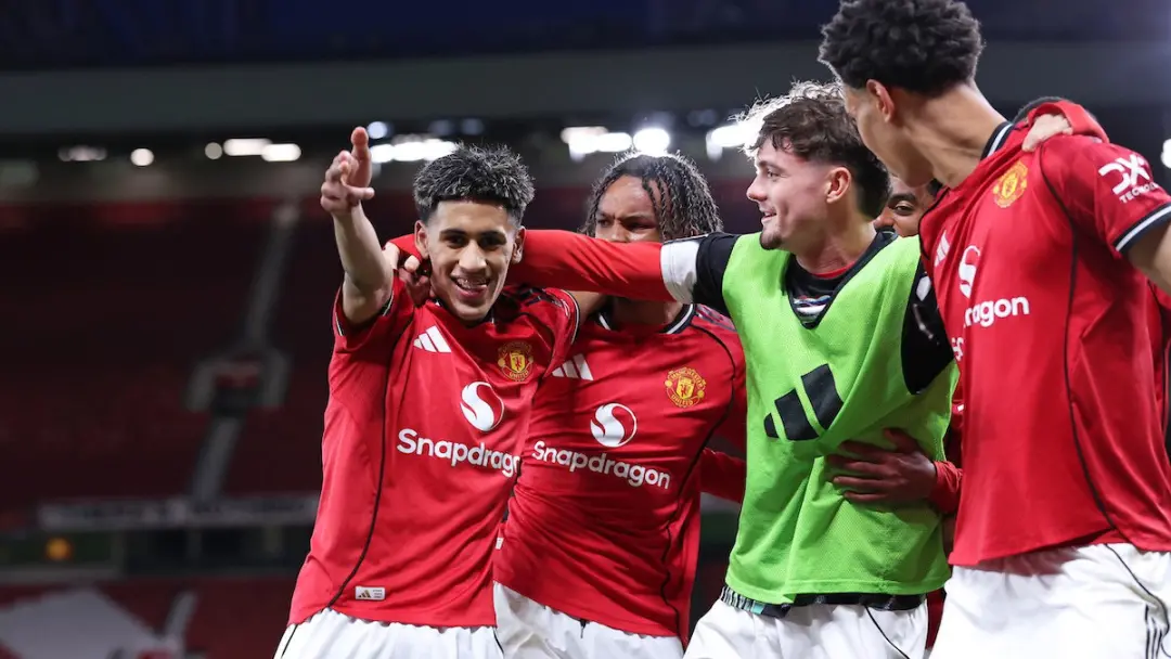 JJ Gabriel, jovem talento do Manchester United, quer sair e o Real Madrid é um favorito. A diretoria tá tentando mantê-…