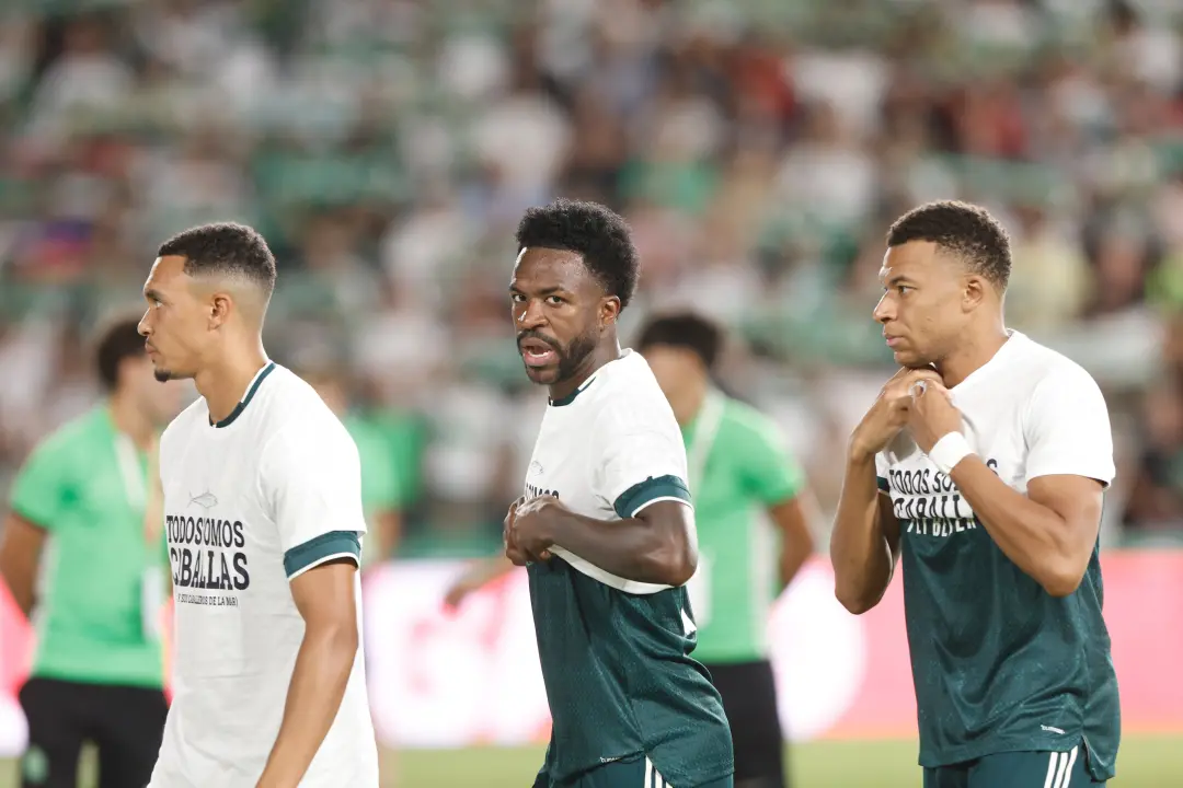 Vinicius, Mbappé e Konaté desmarcaram-se do apoio a Ceuta, tirando a camiseta que dizia Todos somos caballas. Essa atit…