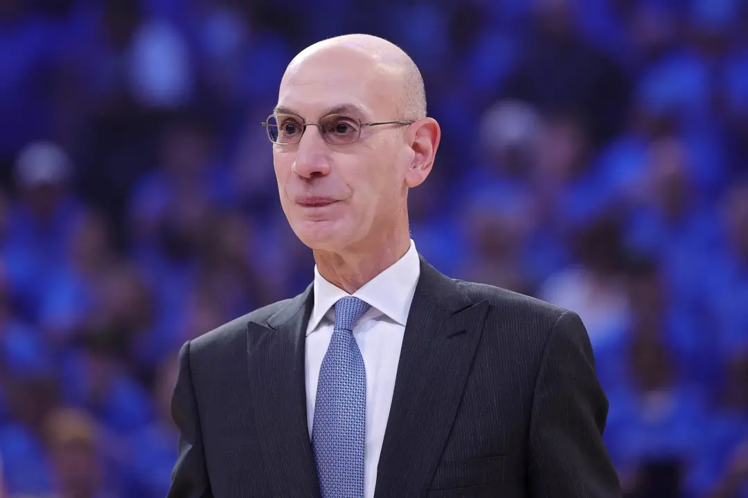 Pablo Torre questionou Adam Silver sobre o processo de checagem de proprietários da NBA, citando a venda dos Lakers por…