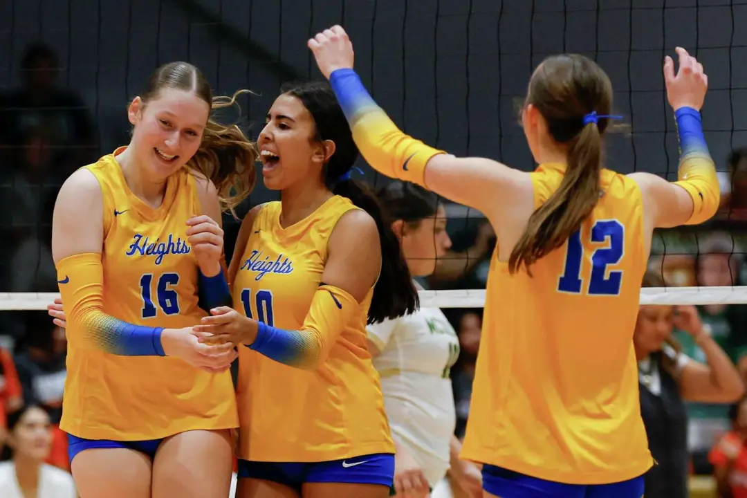 Alamo Heights levou McCollum em sets diretos, 25-22, 25-21, 25-15, mantendo a invencibilidade no Distrito 26-5A. O trio…