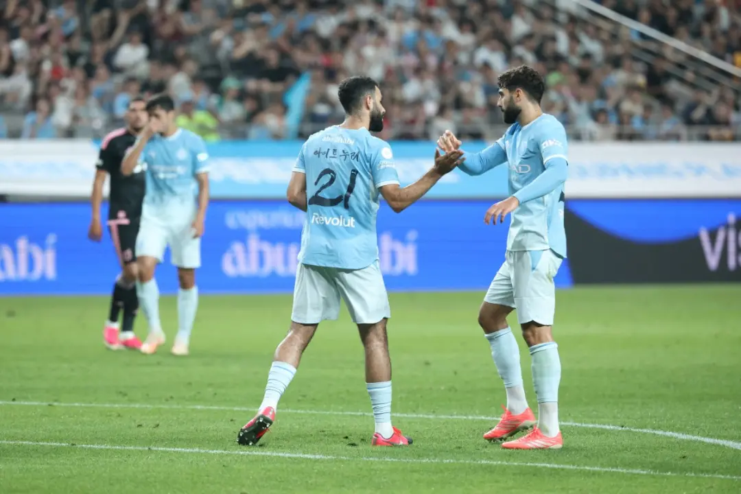 Rayan Ait-Nouri só entrou uma vez pelo Manchester City nesta temporada, ajudando Haaland no gol contra o Porto. Maresca…