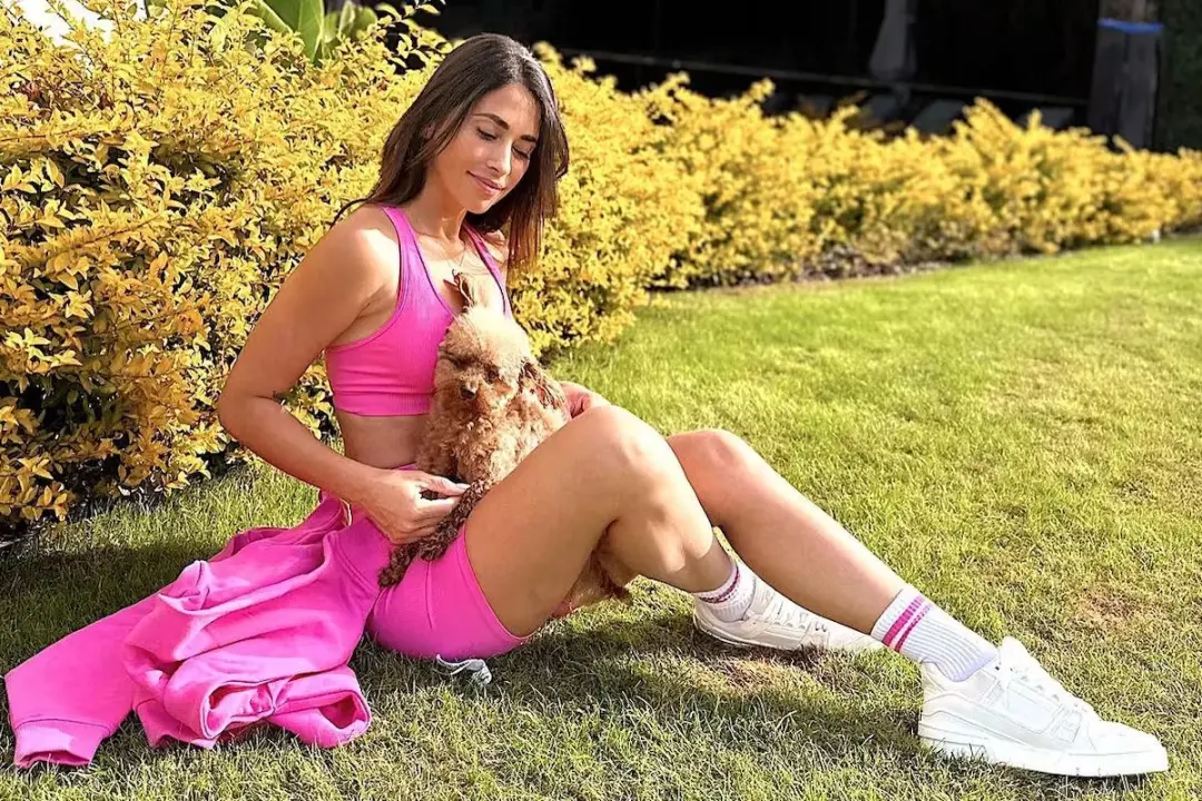 Antonela Roccuzzo pratica acroyoga, uma atividade que mistura ioga e acrobacia, para manter a forma. Acho muito importa…