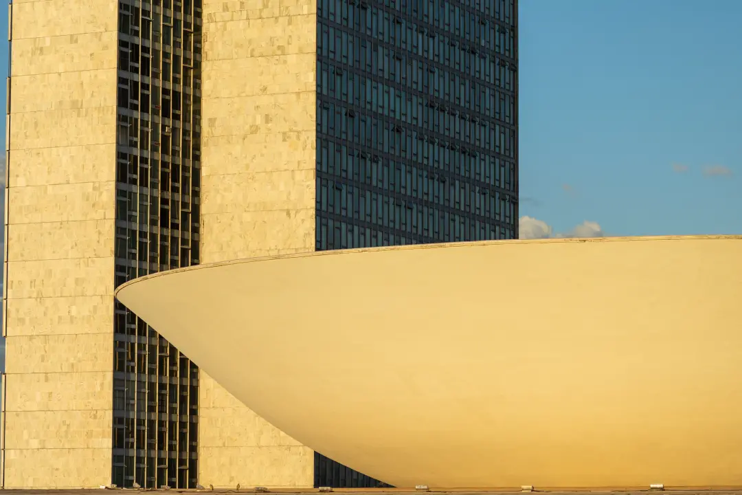 Emendas parlamentares vão crescer três vezes mais rápido que as despesas do governo até 2030. Isso diminui espaço pra p…