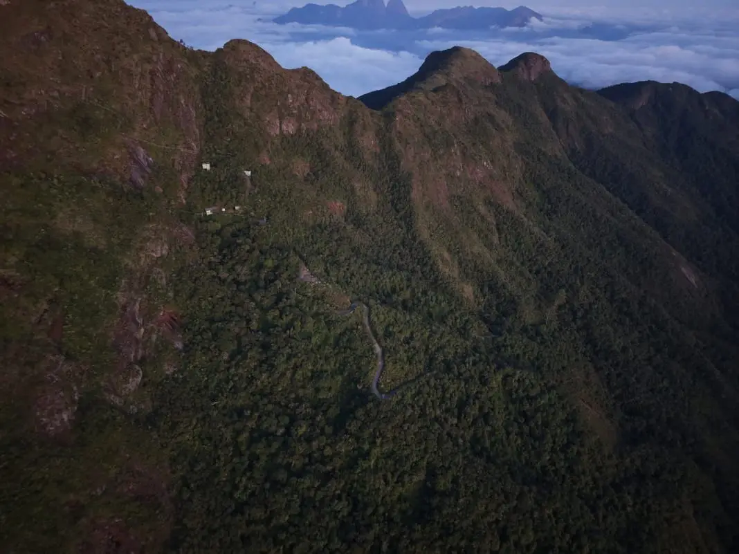 Pico da Caledônia, em Nova Friburgo, reabriu para visitação após ficar fechado desde julho por conta de um incêndio. É …